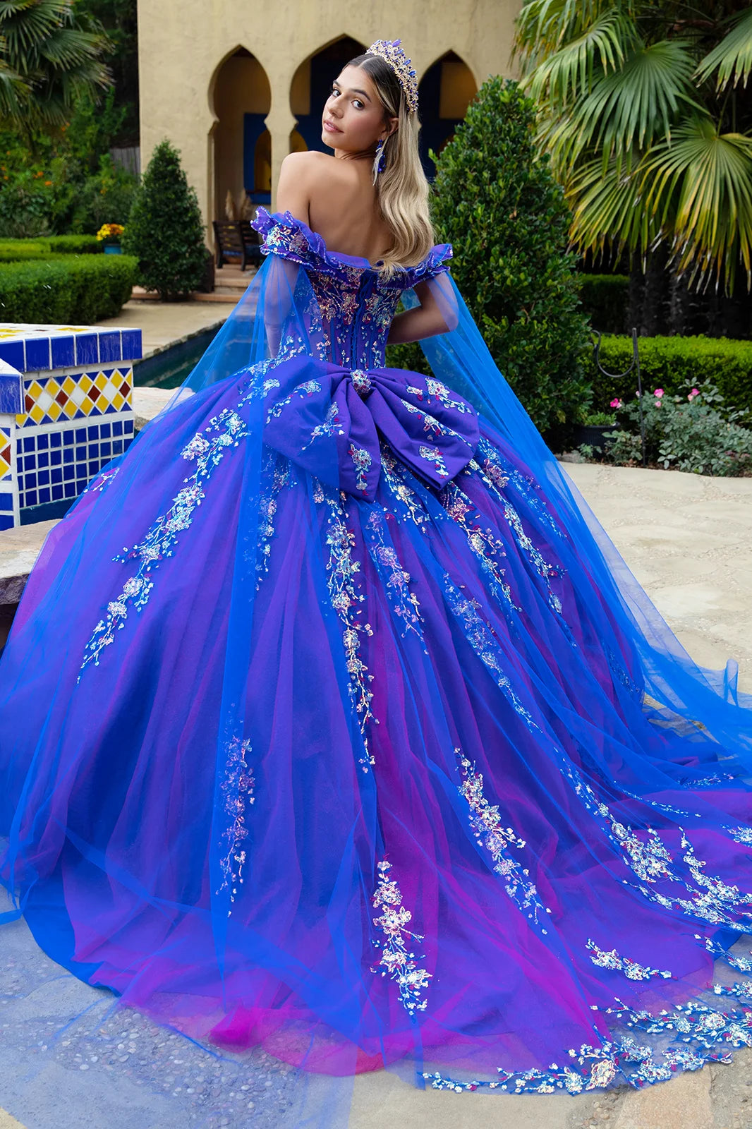 A Sweetheart Neckline And Corseted Bodice, Add In Off-Shoulder Straps