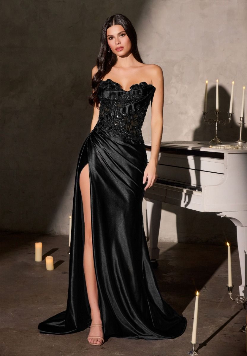 Fitted Dress With Sweetheart Neckline And Strapless Sculpted Bodice Adorned With Dimensional Floral Beads 10 / Black