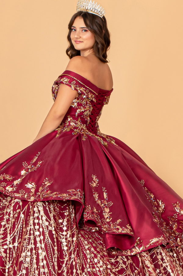 قبالة الكتف ثوب الكرة الساتان Quinceanera مزين بالتطريز الذهب 