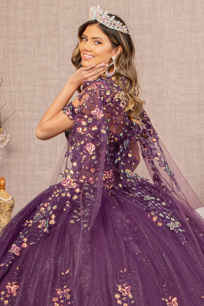 ثوب Quinceanera ذو صد فراشة ثلاثي الأبعاد مع كيب شبكي طويل