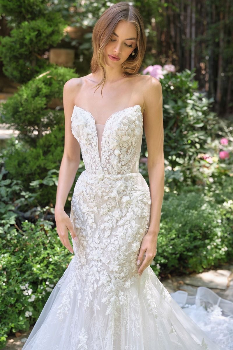 Fitted Mermaid Gown A Strapless Neckline And An Intricately Embellished Lace Bodice