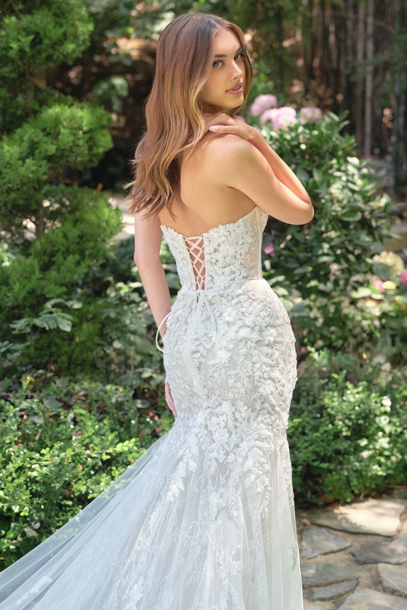 Fitted Mermaid Gown A Strapless Neckline And An Intricately Embellished Lace Bodice