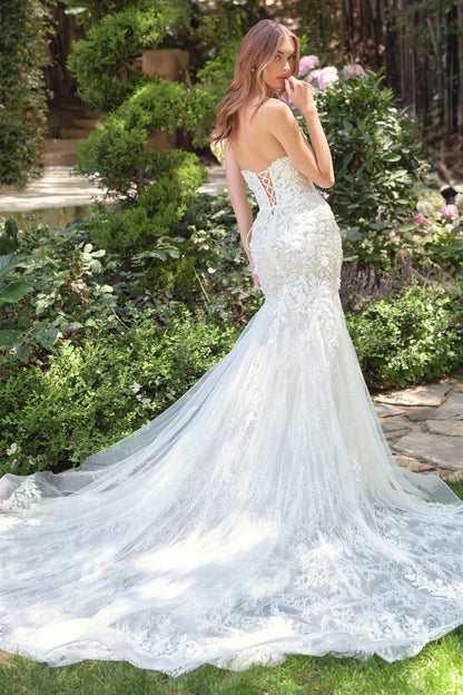 Fitted Mermaid Gown A Strapless Neckline And An Intricately Embellished Lace Bodice