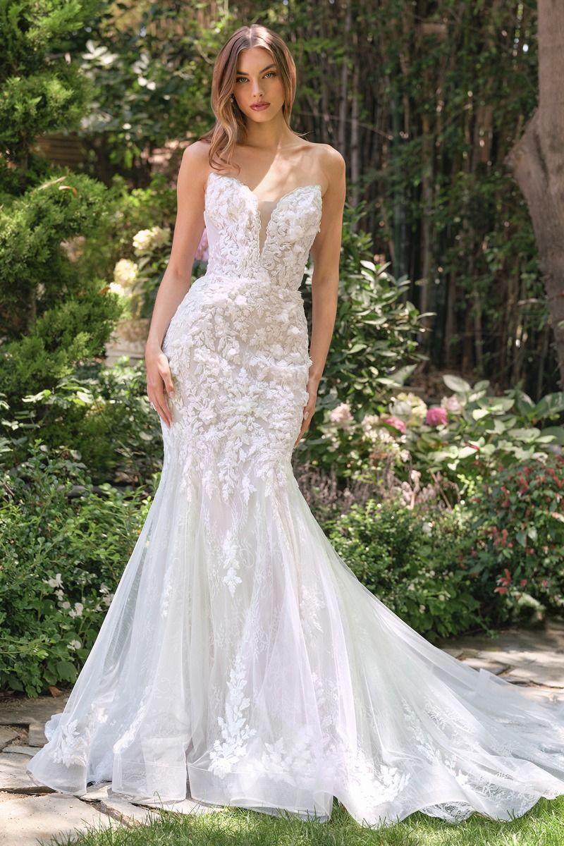 Fitted Mermaid Gown A Strapless Neckline And An Intricately Embellished Lace Bodice
